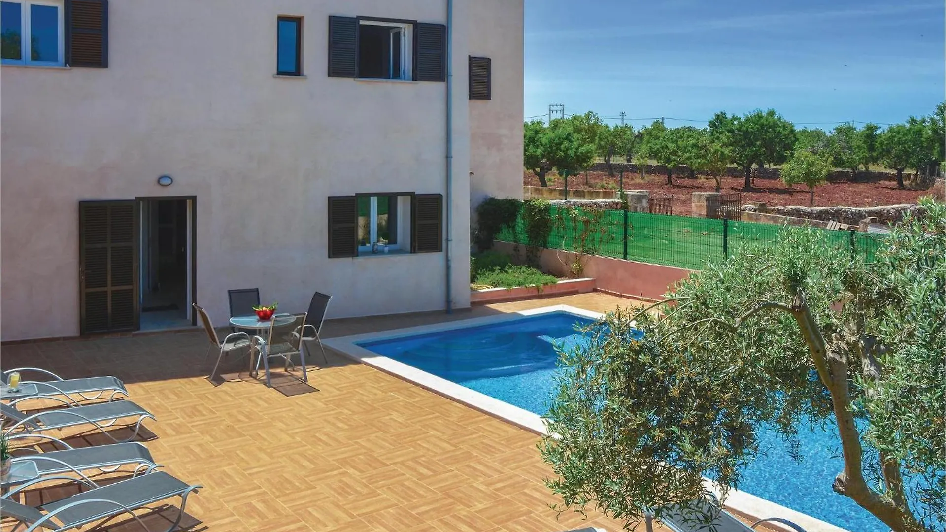 Awesome Home In Ariany With Kitchenette